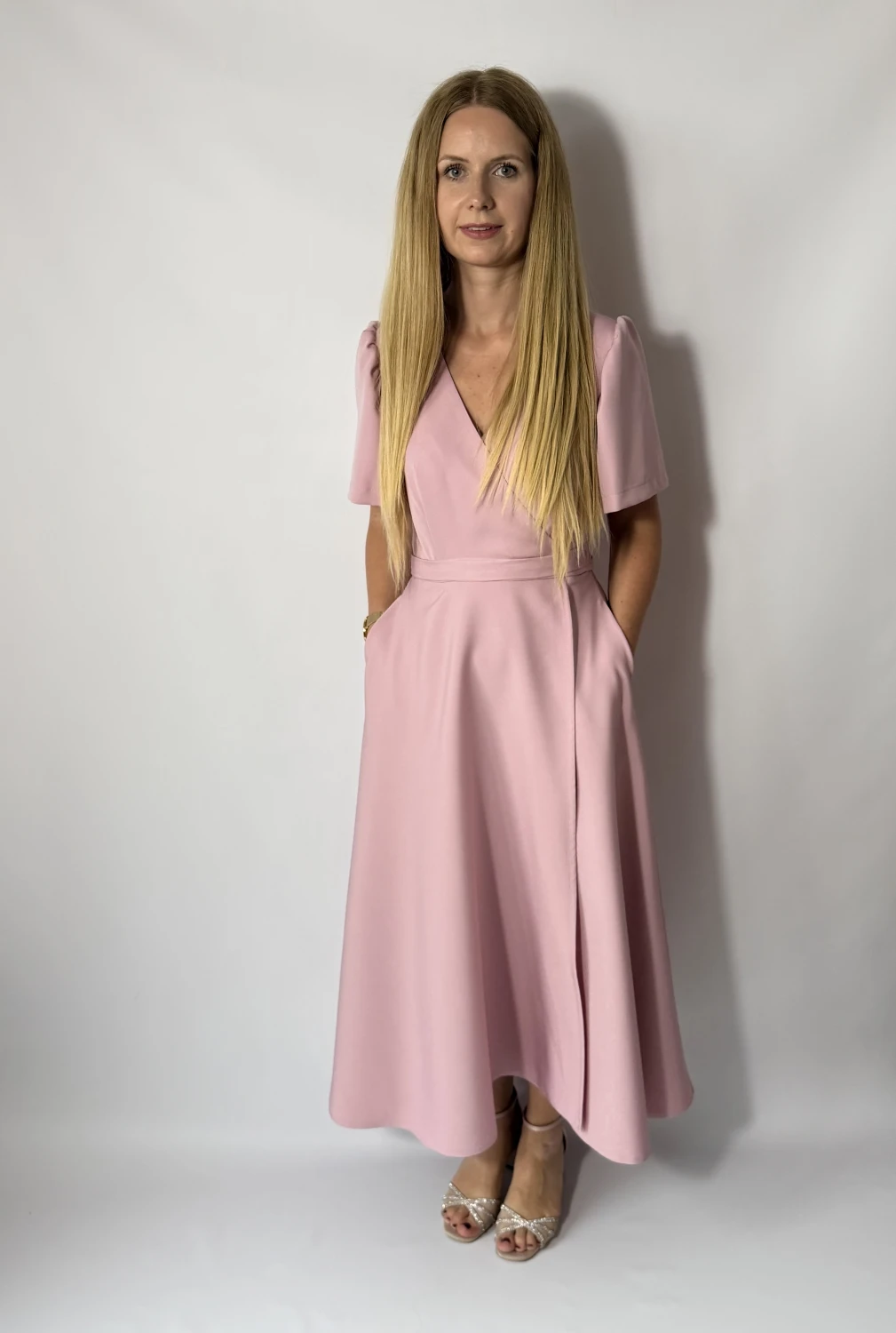 sukienka-pudrowa-polska-produkcja-na-wesele-stylizacja.jpg.jpeg