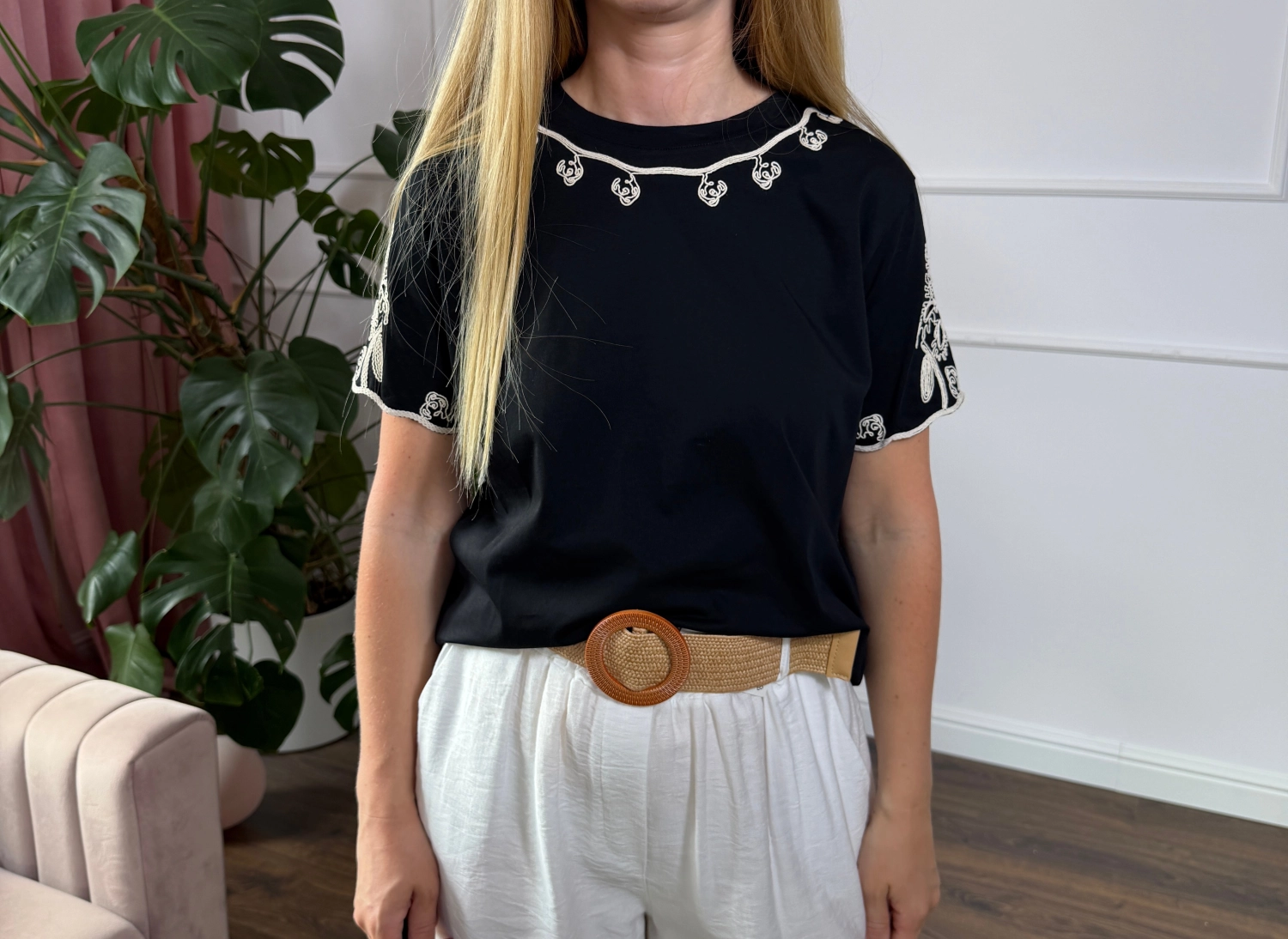 czarny-t-shirt-damski-z-bezowym-haftem (1).JPG